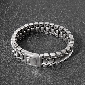 Dettaglio del bracciale maschile a catena di drago vintage in acciaio con chiusura a scatto