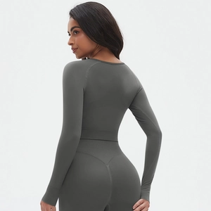 Vue arrière d'un ensemble de sport gris foncé sans couture montrant la coupe ajustée