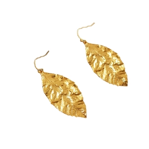 Orecchini pendenti vintage a forma di foglia placcati in oro con trama dettagliata