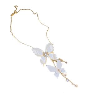 Collier papillon doré élégant avec perles et strass sur fond blanc pour femmes