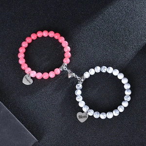 Mutter-Tochter Armbänder mit Magnet-Herz, Natursteinen und gravierten Herzanhängern