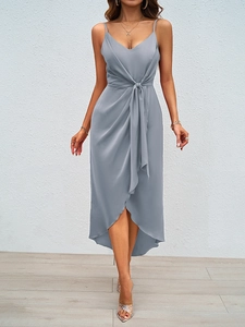 Vue détaillée du nœud élégant et des fronces à la taille sur la robe midi bleu-gris