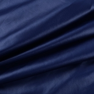 Vista dettagliata della trama satinata liscia e del drappeggio del tessuto blu scuro