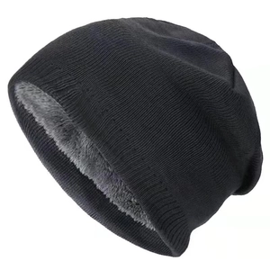Bonnet tricoté noir d'hiver avec doublure polaire grise épaisse pour rester au chaud