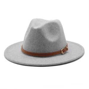 Détail d'un chapeau fedora en laine gris clair avec ceinture en cuir brun et boucle