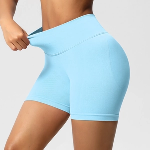 Détail de la taille haute côtelée du short de yoga sans couture montrant le tissu élastique