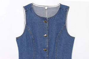 Détail d'un haut en jean sans manches avec col rond et boutons métalliques robustes