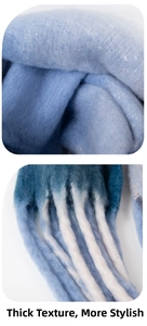 Détail de l'écharpe en maille dégradé bleu et blanc avec de grosses franges douces