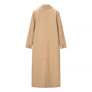 Vue arrière d'un manteau long classique camel avec fente au dos et poignets boutonnés sur blanc