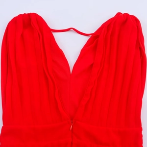 Détails de robe midi rouge à décolleté en V avec plis fins et fermeture éclair invisible