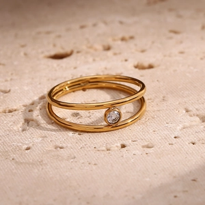 Anello minimalista a doppio strato in acciaio inossidabile placcato oro 18K con zircone