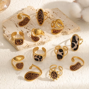 Ins style 18k gold leopard print stainless steel rings set on beige stone props