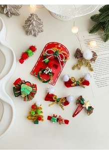 Vue à plat de barrettes de Noël avec paillettes, rubans et détails de bonhomme de pain
