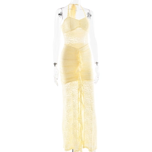 Détail de la robe licou en dentelle jaune avec plis élégants et fente latérale