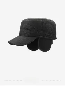 Dettaglio cappello invernale con tessuto saia e paraorecchie integrati per il freddo