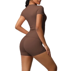 Ensemble de yoga marron chocolat pour femmes avec haut court et short de sport