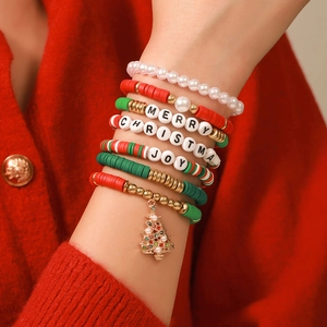 Détail du lot de bracelets de Noël en perles d'argile avec breloque sapin de Noël doré