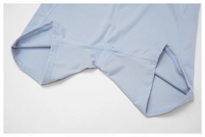 Détail de couture plate et gousset renforcé sur un short de yoga bleu clair