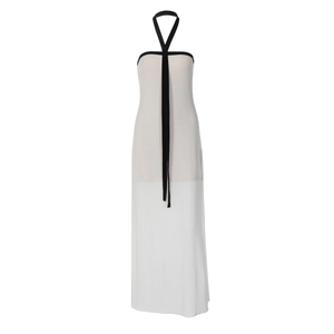 Détail de l'encolure dos nu contrastée avec rubans noirs sur une robe blanche
