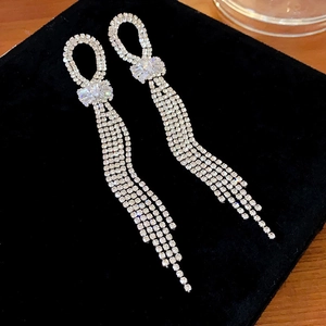 Vue détaillée de boucles d'oreilles pampilles de luxe en argent avec strass brillants