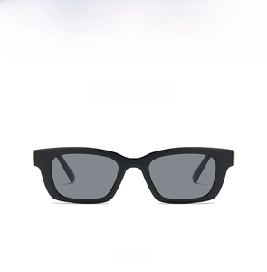 Frontansicht der Vintage Kinder-Sonnenbrille mit schwarzem Rechteckrahmen und grauen Gläsern