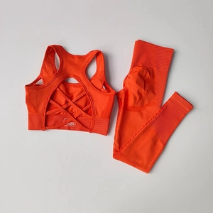 Détail à plat du soutien-gorge de sport sans couture orange et du legging côtelé assorti