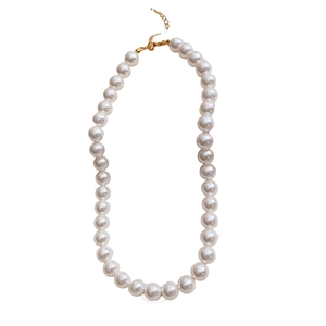 Collier de perles blanches minimaliste avec fermoir en métal doré et chaîne d'extension