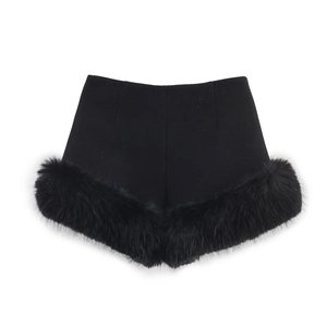 Sexy schwarze figurbetonte Shorts mit Kunstpelzbesatz für Damen im schicken Stil