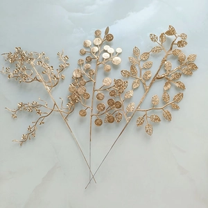 Lot de feuilles artificielles dorées en forme de pièce et de cœur sur marbre