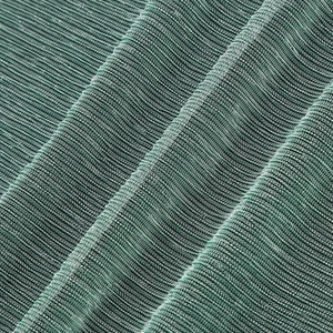 Détail macro du tissu plissé vert foncé avec texture scintillante en fil d'argent