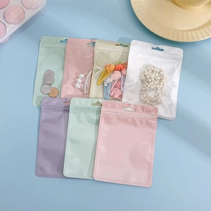 Λεπτομερής όψη από πολύχρωμα σακουλάκια zip lock για κοσμήματα και μικρά καλλυντικά