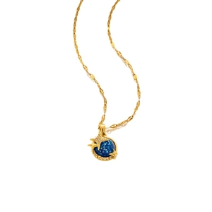 Collier minimaliste en titane doré avec pendentif planète bleue et cristaux scintillants