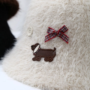 Chapeau bob d'hiver en peluche crème avec nœud écossais et broderie petit chien