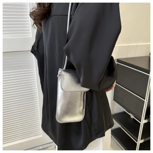 Mini sac à bandoulière argenté métallisé pour téléphone dans un décor moderne et épuré