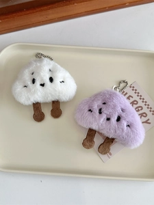Ciondoli a nuvola di peluche bianchi e viola con ricami carini su un vassoio