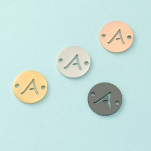 Vue macro de pendentifs 13mm lettre A en acier inoxydable en quatre finitions polies