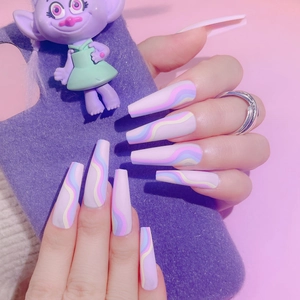 Faux ongles ballerine longs en violet pastel avec motifs ondulés colorés sur main