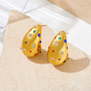 Gros plan de boucles d'oreilles gouttes dorées serties de pierres multicolores