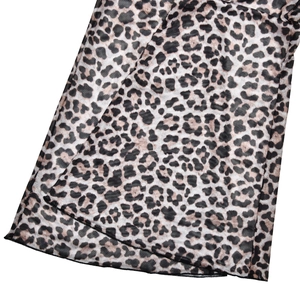 Detailaufnahme von Leopard-Mesh-Stoff mit transparenter Textur und Saumkante