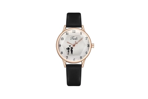 Détail du cadran de montre texturé blanc avec silhouette de couple et bracelet en cuir noir