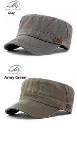 Detail van grijze en legergroene gewassen katoenen militaire petten met lederen patch