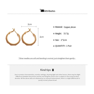 Tabella taglie dettagliata per orecchini in zircone oro opaco 18k da 2x2cm e 11,7g