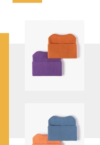 Gros plan sur la texture en maille côtelée et le design oreilles de chat des bonnets