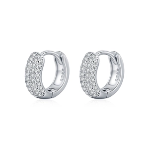 Boucles d'oreilles créoles en argent 925 avec diamants Moissanite sur fond blanc pur
