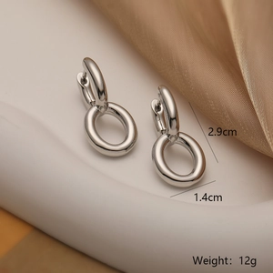 Detailansicht der silbernen geometrischen Creolen mit 2,9 cm Länge und poliertem Finish