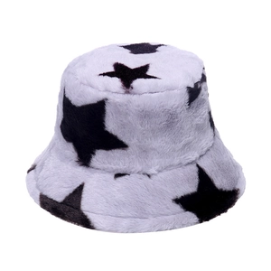 Chapeau bob d'hiver en fausse fourrure blanche douce avec motifs d'étoiles noires