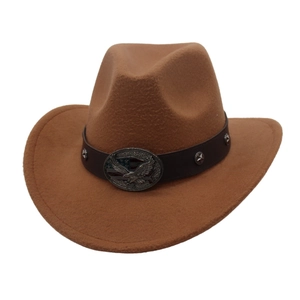 Dettaglio di cappello cowboy in feltro marrone con placca aquila e borchie a stella