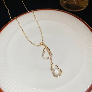 Élégant collier pendentif double gourde plaqué or avec zircons blancs et opale