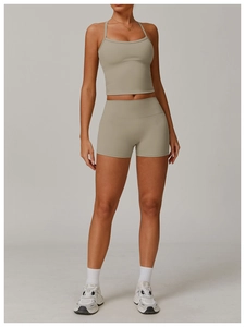 Vista dettagliata del set sportivo senza cuciture con pantaloncini a vita alta e top