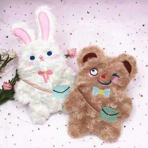 Détail des trousses en peluche ours et lapin avec fourrure douce et broderies mignonnes